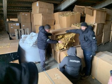 На Волині силовики викрили підпільну тютюнову фабрику