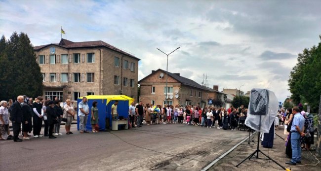 У місті на Волині відкрили стелу пам'яті про загиблих захисників. ФОТО