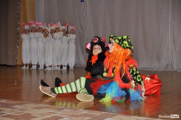 Ведмеді, зайчики і танцюючі ялинки: у Луцьку діткам влаштували новорічну казку