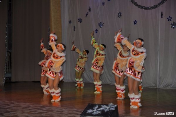 Ведмеді, зайчики і танцюючі ялинки: у Луцьку діткам влаштували новорічну казку