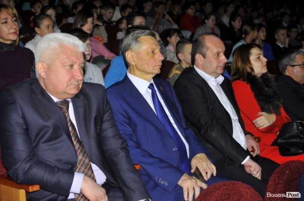 Ведмеді, зайчики і танцюючі ялинки: у Луцьку діткам влаштували новорічну казку