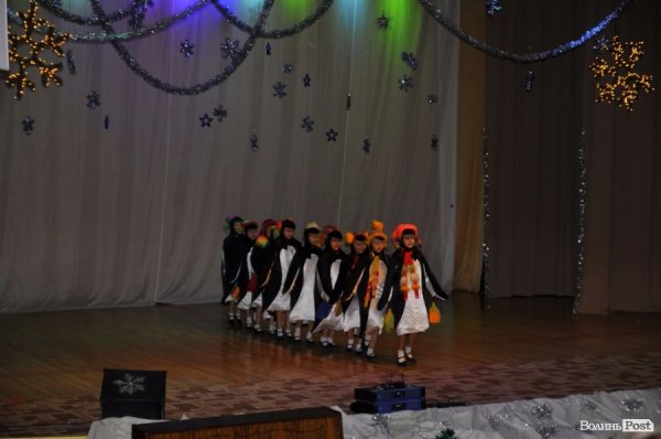 Ведмеді, зайчики і танцюючі ялинки: у Луцьку діткам влаштували новорічну казку