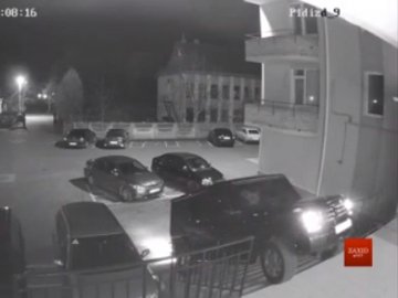 На Львівщині депутати намагалися на автівці заїхати в під’їзд багатоповерхівки. ВІДЕО