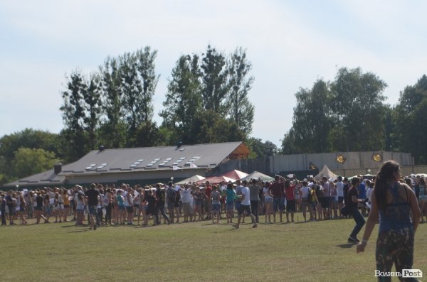 У Луцьку люди вибудувались у слово «Перемога»