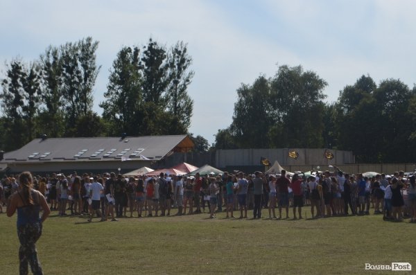 У Луцьку люди вибудувались у слово «Перемога»