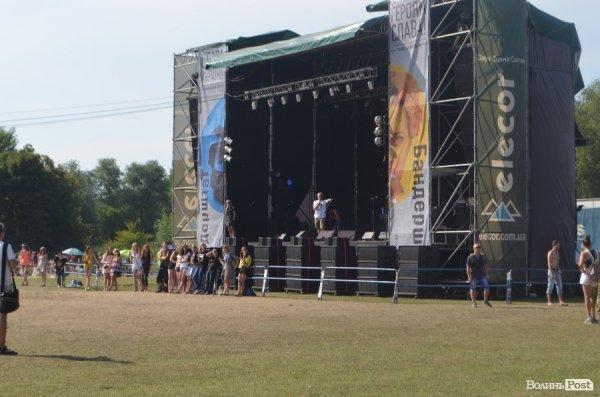 У Луцьку люди вибудувались у слово «Перемога»