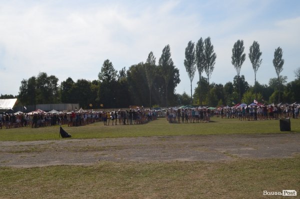 У Луцьку люди вибудувались у слово «Перемога»