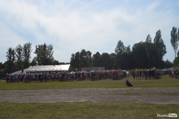 У Луцьку люди вибудувались у слово «Перемога»