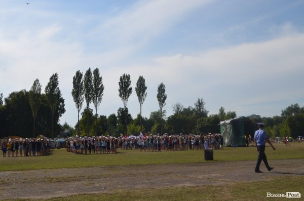 У Луцьку люди вибудувались у слово «Перемога»