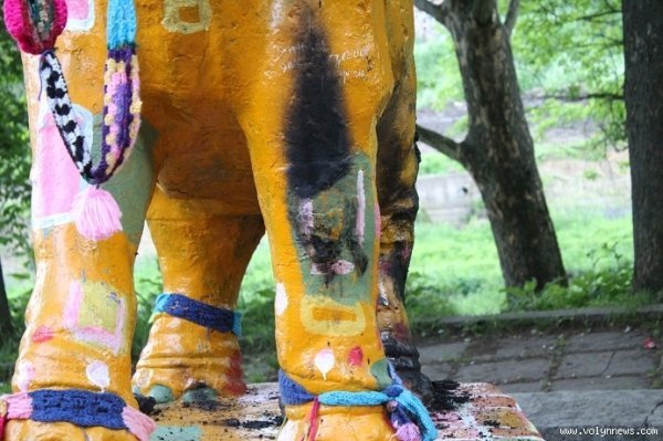 Вандали спалили «одяг» луцького слоника. ФОТО