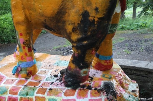 Вандали спалили «одяг» луцького слоника. ФОТО