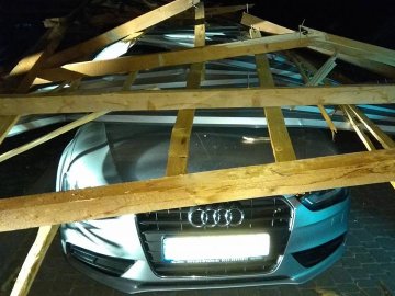 Повалені дерева, пошкоджені дахи і автомобілі: фото наслідків урагану на Закарпатті