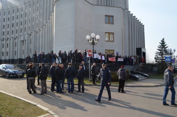 Мітинг у Луцьку: любомльські мисливці вимагають повернути їхні угіддя