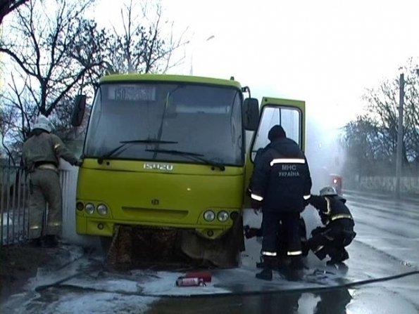 У Луганську горіла маршрутка з пасажирами. ВІДЕО