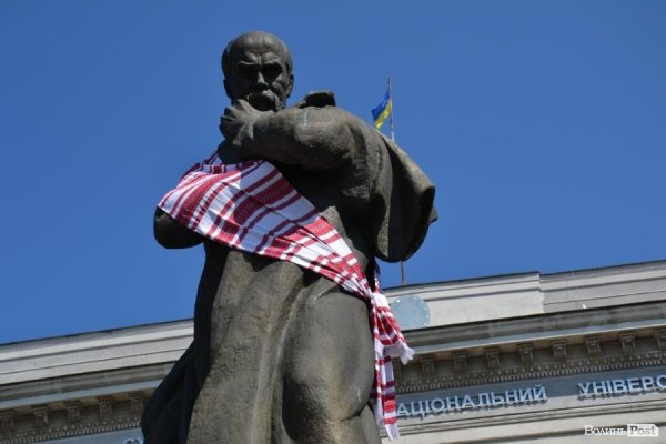 У Луцьку пам'ятники одягнули у «вишиванки».ФОТО