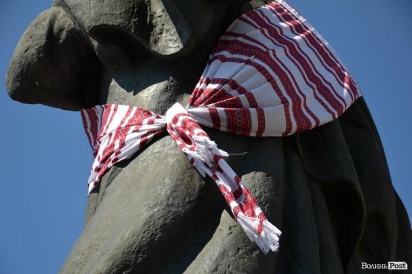 У Луцьку пам'ятники одягнули у «вишиванки».ФОТО