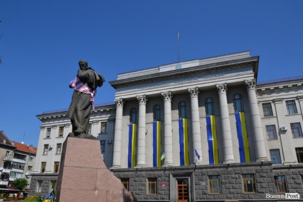 У Луцьку пам'ятники одягнули у «вишиванки».ФОТО