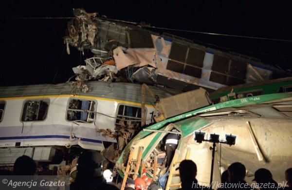 Катастрофа: два поїзди лоб в лоб зіткнулися у Польщі. Постраждали українці