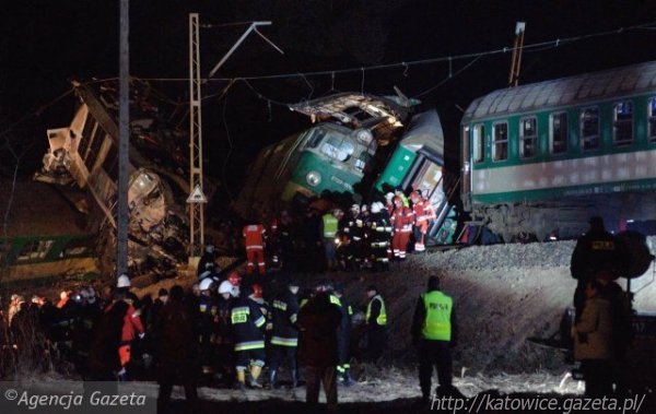 Катастрофа: два поїзди лоб в лоб зіткнулися у Польщі. Постраждали українці