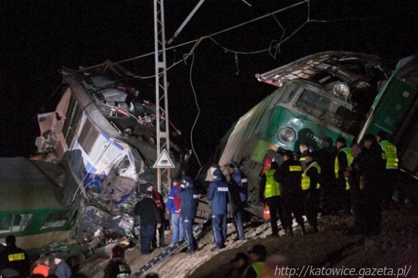 Катастрофа: два поїзди лоб в лоб зіткнулися у Польщі. Постраждали українці
