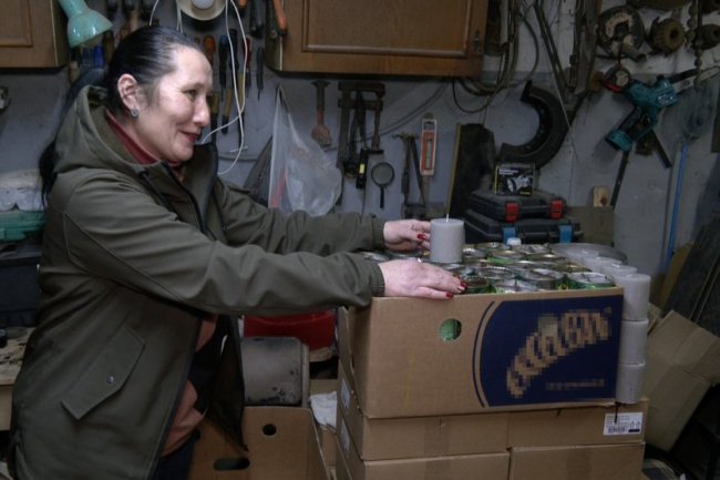 Волонтерки із Луцька передали захисникам 100 ящиків окопних свічок