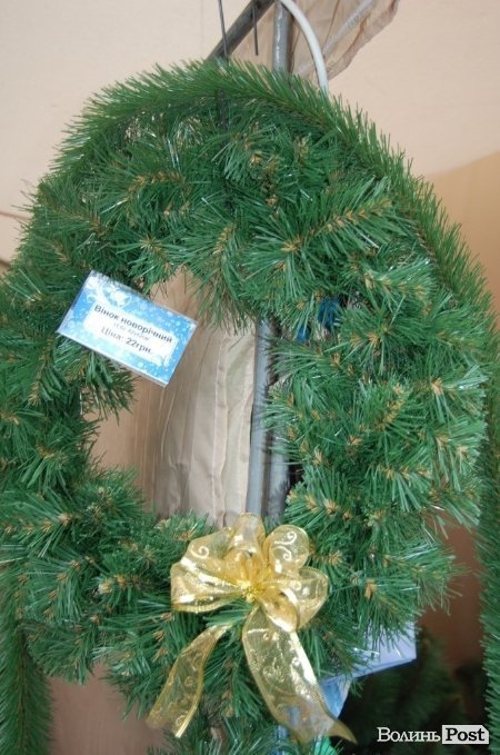 У центрі Луцька розгорнули новорічний ярмарок. ФОТО