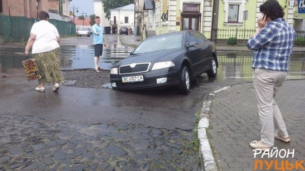 У Луцьку провалилось авто. ФОТО