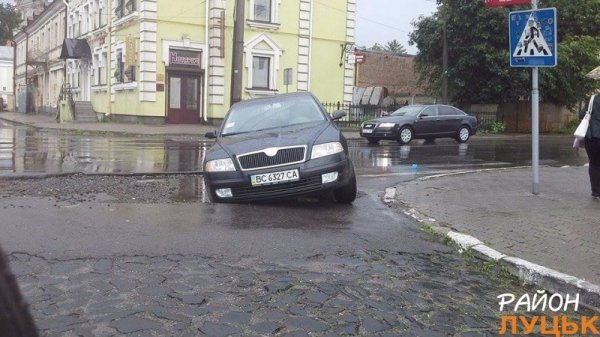 У Луцьку провалилось авто. ФОТО