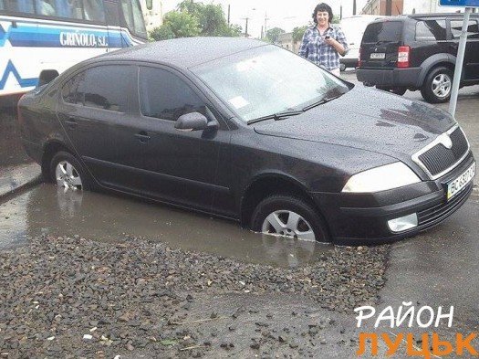 У Луцьку провалилось авто. ФОТО