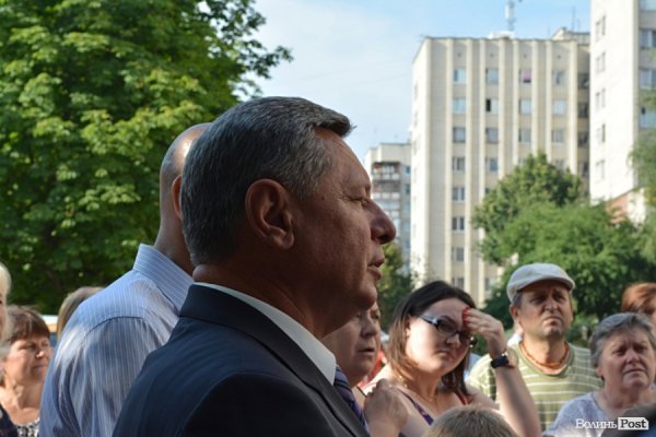 У Луцьку відремонтували тротуари, а в дворах залишили діри в асфальті. ФОТО