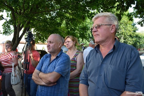 У Луцьку відремонтували тротуари, а в дворах залишили діри в асфальті. ФОТО