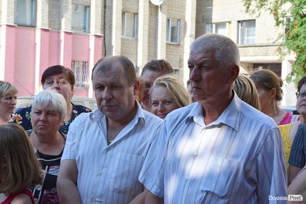 У Луцьку відремонтували тротуари, а в дворах залишили діри в асфальті. ФОТО