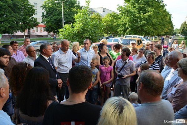 У Луцьку відремонтували тротуари, а в дворах залишили діри в асфальті. ФОТО