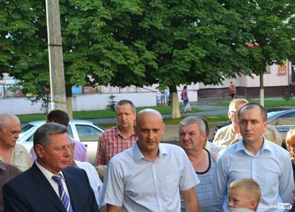 У Луцьку відремонтували тротуари, а в дворах залишили діри в асфальті. ФОТО