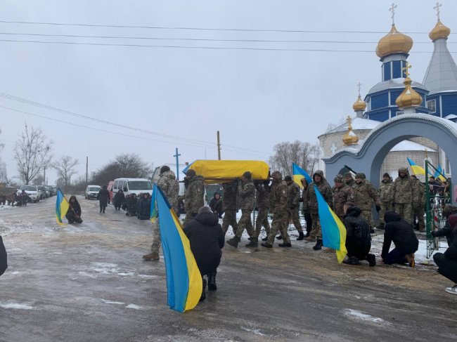 Волиняни навколішки прощалися із Героєм Василем Саливончиком