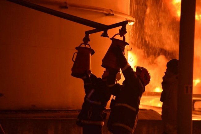 На Рівненщині ліквідація пожежі на нафтобазі триває. ФОТО 