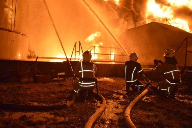 На Рівненщині ліквідація пожежі на нафтобазі триває. ФОТО 