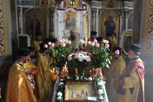 Владика Михаїл вперше відвідав громаду, де прихильники УПЦ (МП) побили двох пенсіонерів. ФОТО