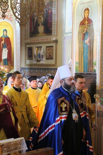 Владика Михаїл вперше відвідав громаду, де прихильники УПЦ (МП) побили двох пенсіонерів. ФОТО