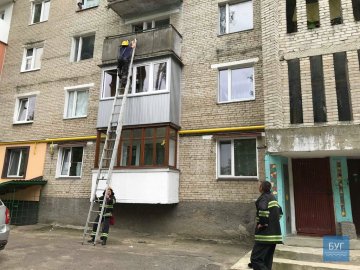 На Волині у задимленій квартирі не відчиняли двері: рятувальники діставалися через балкон