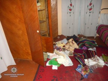 На Рівненщині двоє зловмисників зв'язали і пограбували 89-річну бабусю