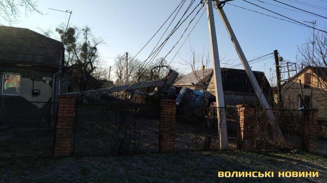У Луцьку на  Володимирській перекинувся автокран: весь район залишився без світла