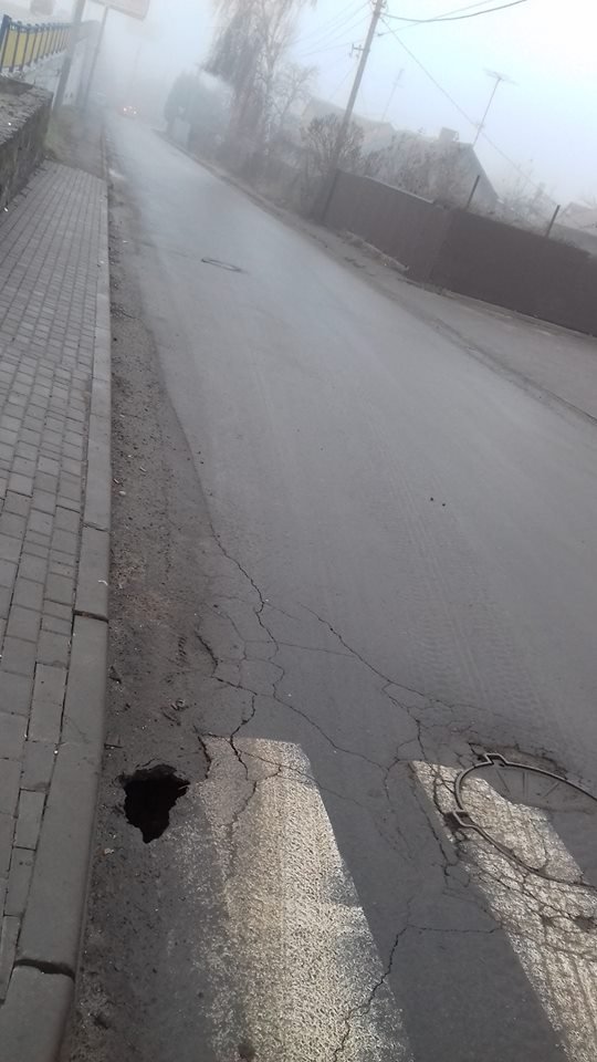 На луцькій вулиці – небезпечна діра в асфальті. ФОТО