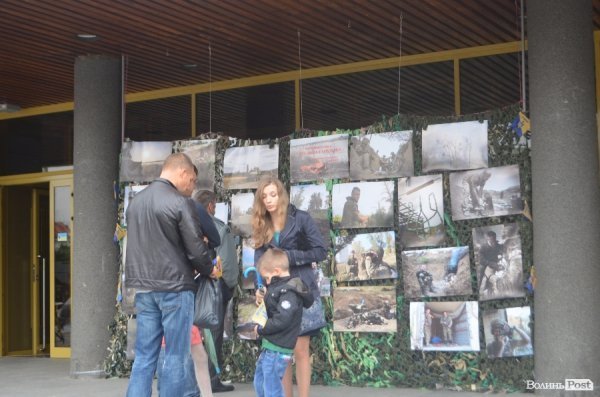 У Луцьку під дощем  збирали кошти для солдат в АТО. ФОТО