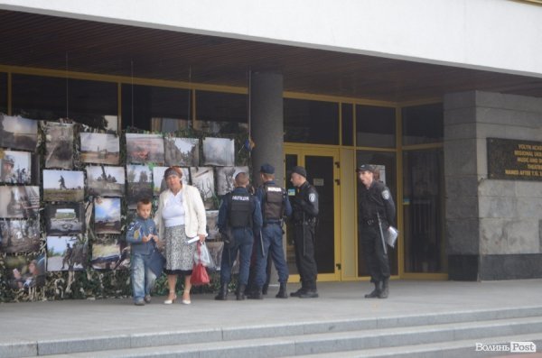 У Луцьку під дощем  збирали кошти для солдат в АТО. ФОТО
