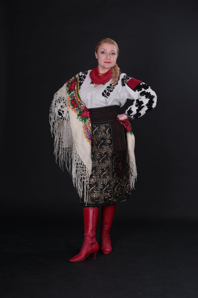 Волинянки приєдналися до флешмобу «Зроби фото з хусткою». ФОТО, ВІДЕО