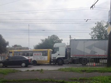 На Ковельській у Луцьку вантажівка врізалася в маршрутку. ВІДЕО