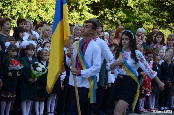 Перший дзвоник у луцьких школах. ФОТОРЕПОРТАЖ