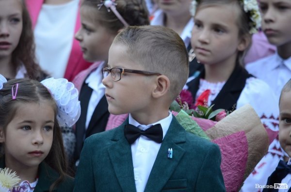 Перший дзвоник у луцьких школах. ФОТОРЕПОРТАЖ