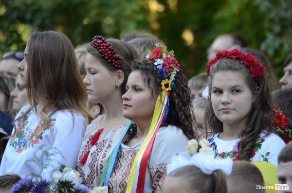 Перший дзвоник у луцьких школах. ФОТОРЕПОРТАЖ
